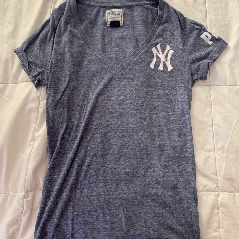 ⭐️ 3 for $20 - Victoria’s Secret PINK Major League Yankees Shirt